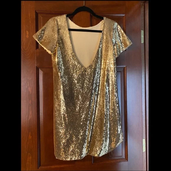 NWT vici fate gold sequins dress with shoulder cut outs - Picture 5 of 5